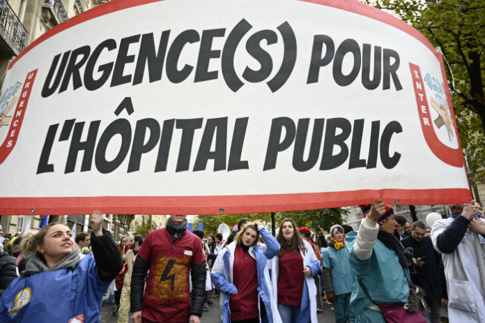 Titre : Manifestation intersyndicale a Paris pour la defense de l'hopital public Copyright : Nicolas TAVERNIER/REA