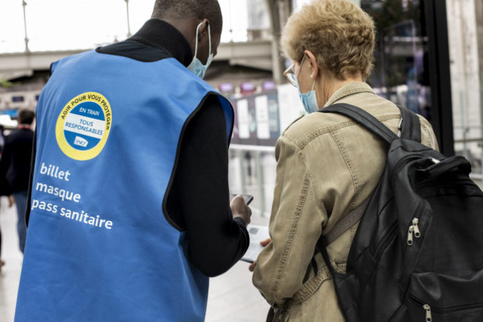 Le ministre des Transports a la gare de Lyon lors de l'instauration du pass sanitaire obligatoire pour prendre le train TGV trains longues distances A la Sncf, les voyageurs présentent désormais le passe sanitaire