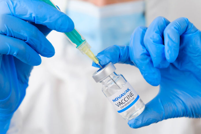 Seringue dans un flacon de vaccin Novavax