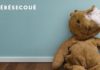 Un ours en peluche avec un pansement avec le # de la campagne du syndrome du bébé secoué