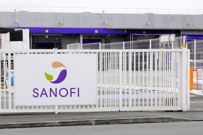 Entrée du laboratoire Sanofi avec panneau indiquant le nom Sanofi