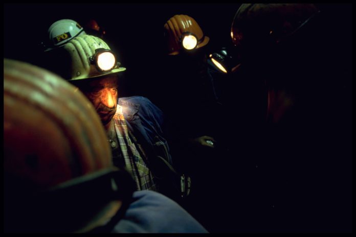 Mineurs a 1200 metres de fond du puits reumaux galerie mine illustration danger travail