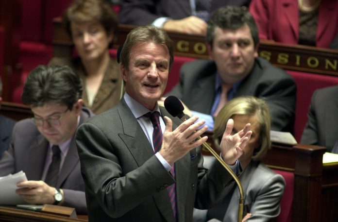 En 2001, Bernard Kouchner ministre de la Santé en séance à l'Assemblée nationale ©LUDOVIC/REA