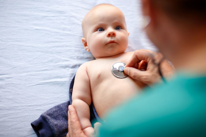 Bébé se faisant examiner par un médecin