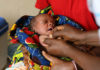 Nourrisson africain recevant une vaccination