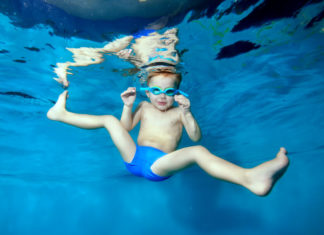 Petit garçon sous l'eau dans une piscine