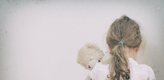 Petite fille de dos avec son nounours
