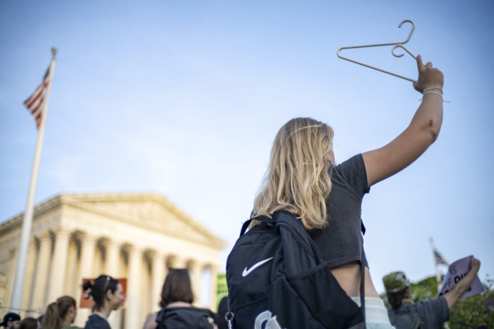 Jeune femme manifestant pour le droit à l'avortement devant la cour suprême des Etats-Unis à Washington