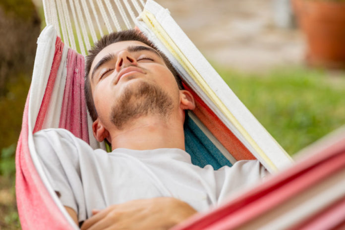 Jeune homme endormi dans un hamac
