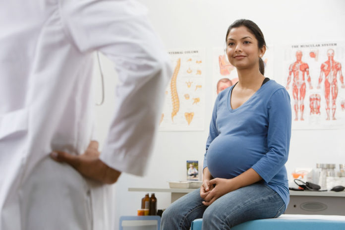 femme enceinte dans un cabinet médical