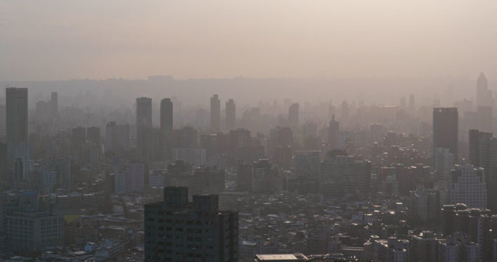 Pollution atmosphérique sur une ville