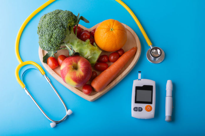 Moiteur de mesure de diabète, stéthoscope, fruits et légumes