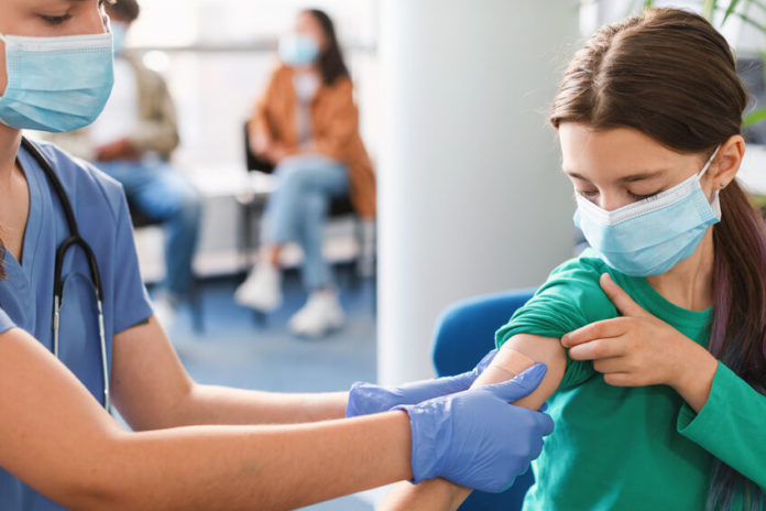 Jeune fille se faisant vacciner