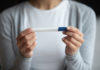 Une femme tient un test de grossesse dans les mains