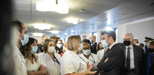 Emmanuel macron au milieu des soignants dans un hôpital de l'Essonne
