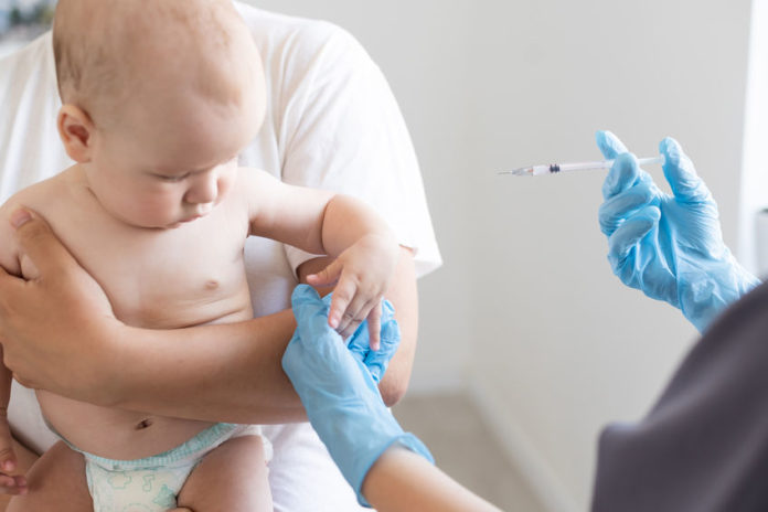 Pédiatre faisant un vaccin contre la méningite à méningocoque, à un bébé