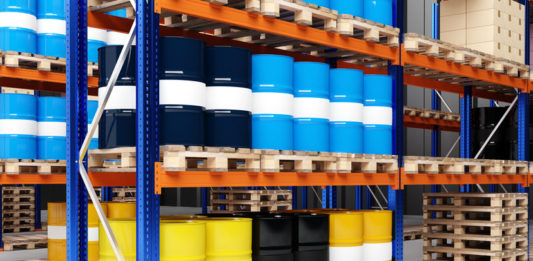 Bidons de produits chimiques dans un entrepôt