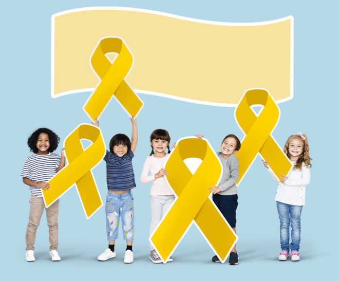enfants avec le logo de lutte contre les cancers pédiatriques