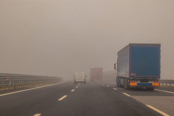 Camions, voitures sur autoroute, pollution