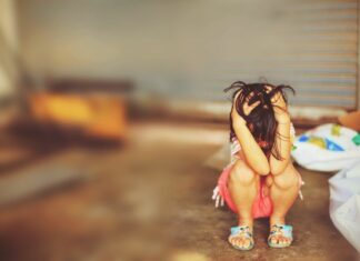 Enfants à la rue : 2 355 mineurs actuellement sans hébergement Depuis 2022, le nombre d'enfants à la rue en France a augmenté de 42 %. © 123 RF