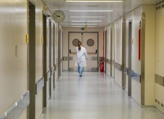 Hôpitaux de proximité : une réponse aux déserts médicaux, mais qui reste sous-financée Malgré leur rôle territorial reconnu, les hôpitaux de proximité souffrent des mêmes problèmes financiers que l’ensemble des hôpitaux publics. © 123 RF